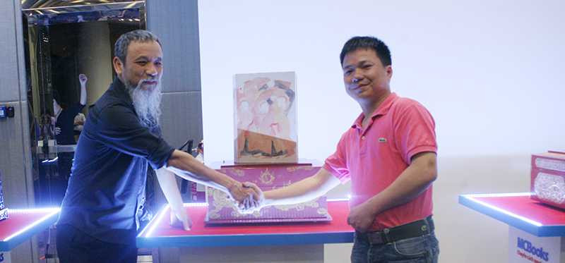 Họa sĩ Phan Cẩm Thượng (trái) và doanh nhân Nguyễn Minh Vinh - người thắng đấu giá tác phẩm Múa dân gian. 