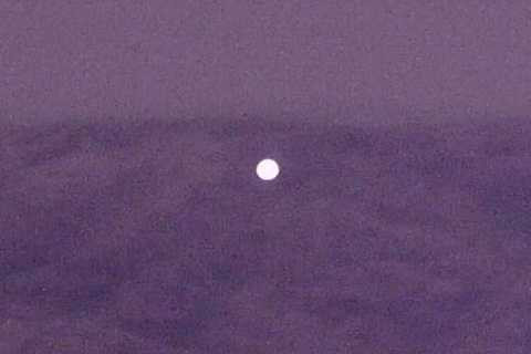 Vật thể hình cầu kỳ lạ tỏa sáng, bay lơ lửng trên một ngon núi. Ảnh The Mirror Vật thể hình cầu kỳ lạ tỏa sáng, bay lơ lửng trên một ngon núi. Ảnh The Mirror