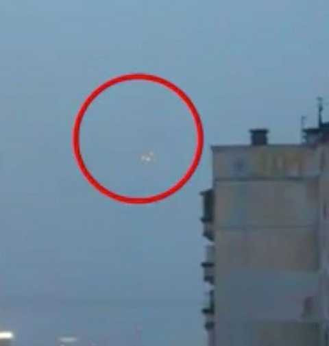 Trước đó đã xuất hiện vật thể bay hình tam giác bay trên bầu trời quê hương tổng thống Nga Putin. Ảnh The Mirror Trước đó đã xuất hiện vật thể bay hình tam giác bay trên bầu trời quê hương tổng thống Nga Putin. Ảnh The Mirror