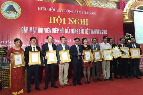 Ông Nguyễn Mạnh Hà - Chủ tịch Hội Môi giới BĐS Việt Nam (Nguyên Cục trưởng Cục Quản lý Nhà và Thị trường BĐS, Bộ Xây dựng) trao bằng khen cho STDA và các doanh nghiệp.