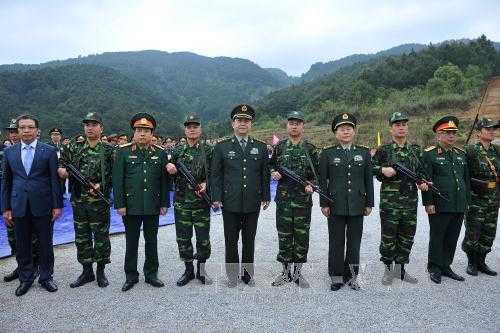 Bộ trưởng Quốc phòng Phùng Quang Thanh và Bộ trưởng Quốc phòng Trung Quốc Thường Vạn Toàn chụp ảnh chung với lực lượng biên phòng Việt Nam. Ảnh: Trọng Đức – TTXVN
