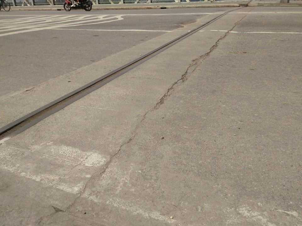 Đường nứt dài tại vị trí tiếp giáp đường và cầu.