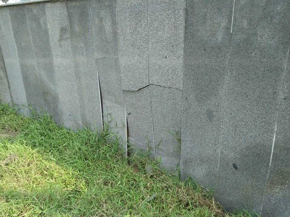 Tại một số vị trí khác cũng xuất hiện nhiều vết nứt lạ.