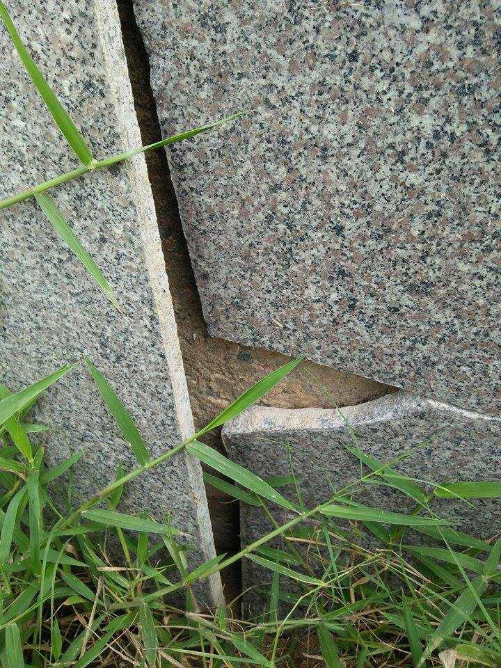 Tại vị trí này ghi nhận của PV VTC News có thể dùng tay không có thể dễ dàng tách những viên đá hoa cương khỏi bề mặt tường.