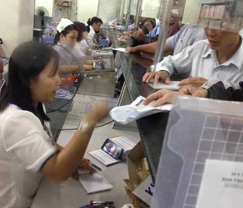 Có chuyện nhân viên y tế bận 'nghịch' điện thoại, bệnh nhân phải đợi 4 tiếng?