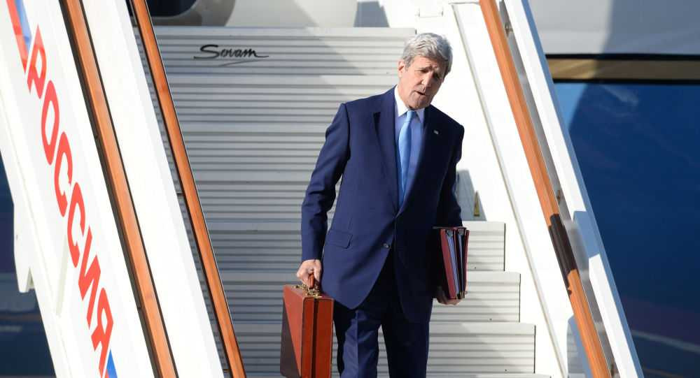 Ông Kerry và chiếc cặp gây chú ý khi đến Matxcơva