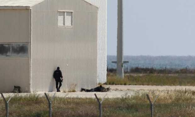 Lính bắn tỉa của cảnh sát địa phương được triển khai đến hiện trường