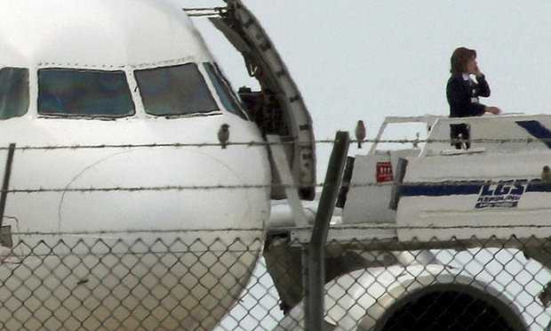 Một cuộc điện thoại được thực hiện ngay ở cửa máy bay