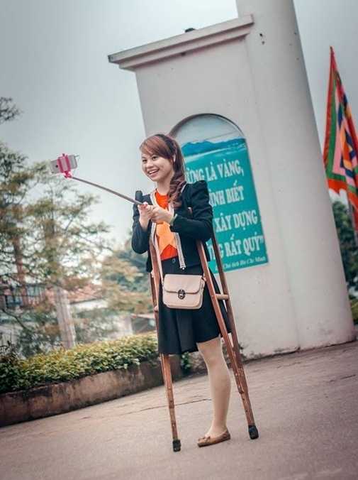 Dân mạng xôn xao bức ảnh cô gái khuyết tật "tự sướng"