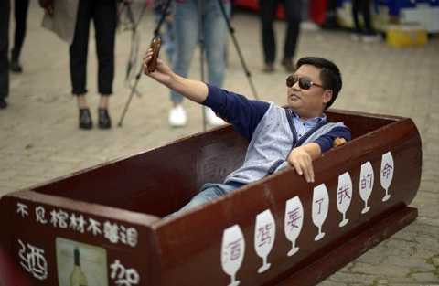 Rất nhiều người hào hứng với trò chơi đám tang giả này. Ảnh NetEase