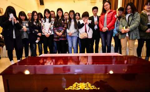 Những người tham gia tỏ ra đau buồn và khóc lóc như thật. Ảnh NetEase