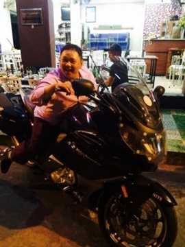 Tuy nhiên, theo như anh chia sẻ, chiếc xe tiền tỷ đó anh chỉ mượn của một người quen để ghi hình cho clip ca nhạc hài mang tên “Chuyện tình Mr Béo” của mình. Ảnh: Facebook Minh Béo. 