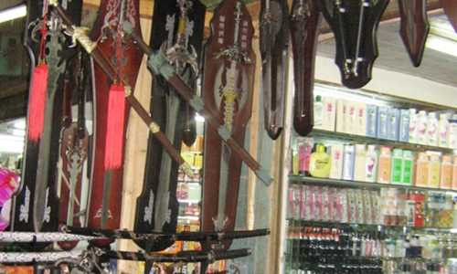 Cận cảnh một gian hàng bán các loại đao kiếm.