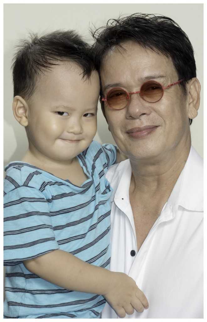 Đức Huy và con trai nhỏ ở tuổi U70