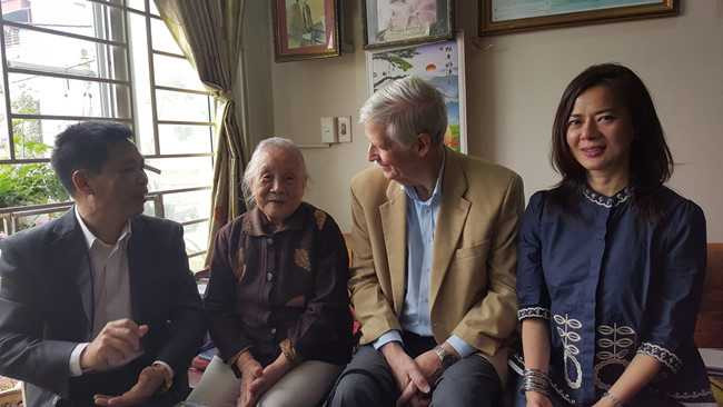 Ông thân mật trò chuyện với bà Đoàn Thị Ngọc Trâm tại nhà AHLS Đặng Thùy Trâm.