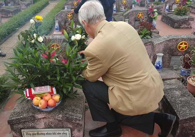 Ông Carl W. Greifzu bỗng quỳ xuống bên cạnh mộ LS Đặng Thùy Trâm và thầm thì điều gì đó bằng tiếng Anh.