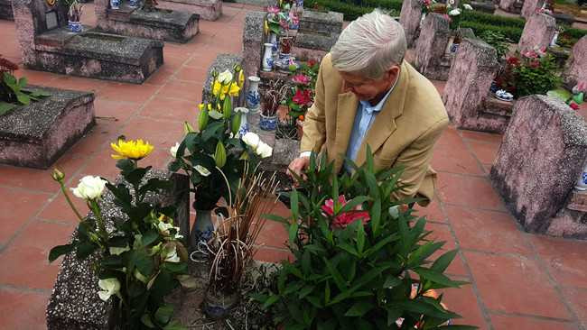 Carl W. Greifzu dùng điện thoại ghi lại từng chi tiết nhỏ trên ngôi mộ.