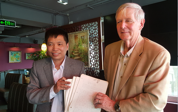 Ông Carl W. Greifzu trao tặng Nhà văn Đặng Vương Hưng bản dịch tiếng Anh đầu tiên của Nhật ký Đặng Thùy Trâm