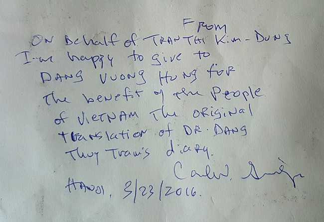 Bút tích đề tặng ghi trên tập bản thảo gốc.
