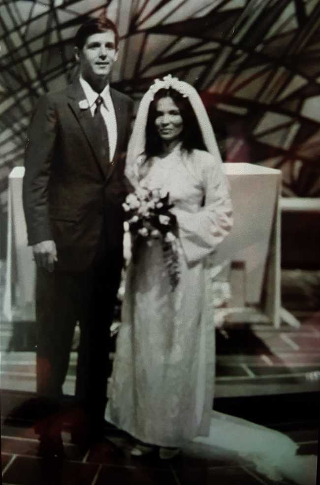 Ảnh cưới của ông Carl W. Greifzu và bà Trần Thị Kim Dung (ảnh chụp năm 1972).