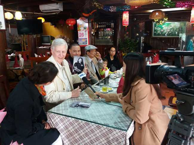 Ông Greifzu thứ hai trân trọng mang theo di ảnh vợ về quê hương Bắc Ninh.