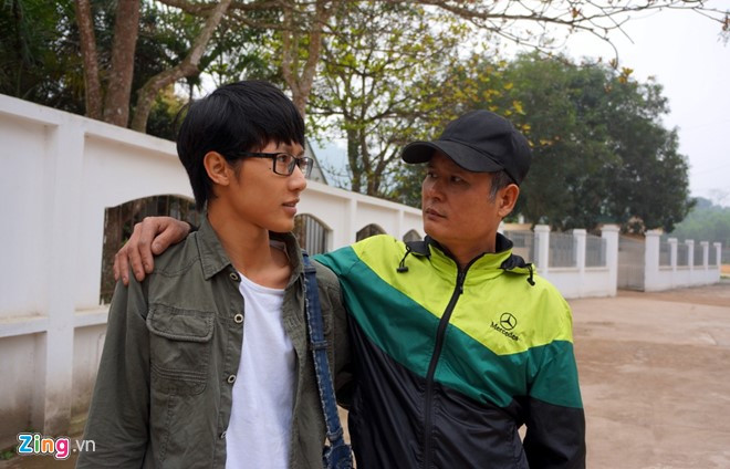 Hiếu chụp ảnh với bố