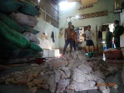 Năm 2014, trên báo Tuổi Trẻ có đưa hình ảnh rùng rợn trong cơ sở sản xuất dầu ăn bẩn tại Bình Chánh bị cơ quan chức năng phát hiện. Hàng tấn da lợn, mỡ lợn đổ đống trên nền nhà bẩn chờ chế biến. Ảnh: Tuổi Trẻ. Năm 2014, trên báo Tuổi Trẻ có đưa hình ảnh rùng rợn trong cơ sở sản xuất dầu ăn bẩn tại Bình Chánh bị cơ quan chức năng phát hiện. Hàng tấn da lợn, mỡ lợn đổ đống trên nền nhà bẩn chờ chế biến. Ảnh: Tuổi Trẻ.