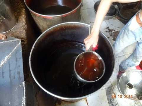 Nguyên liệu mỡ, da heo thối được thu gom từ các sạp bán thịt heo ở chợ T đầu mối với giá từ 5.000 - 10.000 đồng/1kg. Mỡ và da heo thối gom về được bỏ vào hai nồi lớn nấu trong vòng 4 tiếng, sau đó cho vào hai khuôn sắt ép trong vòng 1 tiếng để cho ra dầu thành phẩm. Ảnh: Tuổi Trẻ. Nguyên liệu mỡ, da heo thối được thu gom từ các sạp bán thịt heo ở chợ T đầu mối với giá từ 5.000 - 10.000 đồng/1kg. Mỡ và da heo thối gom về được bỏ vào hai nồi lớn nấu trong vòng 4 tiếng, sau đó cho vào hai khuôn sắt ép trong vòng 1 tiếng để cho ra dầu thành phẩm. Ảnh: Tuổi Trẻ.