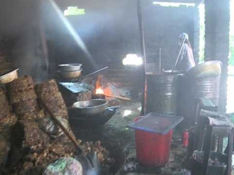 Hàng trăm cân nội tạng lợn bẩn để rán, ép lấy mỡ bán với giá khoảng 6.000 đồng, khi được chở đi tiêu thụ tại Hà Nội và một số địa phương khác, giá loại mỡ này đã tăng lên khoảng 14.000-18.000 đồng/lít. Trong khi đó, cơ sở tư nhân ở Thanh Trì, Hà Nội cũng sản xuất mỡ bẩn, dầu ăn bẩn để bán cho các cửa hàng kinh doanh. Ảnh: ANTĐ. Hàng trăm cân nội tạng lợn bẩn để rán, ép lấy mỡ bán với giá khoảng 6.000 đồng, khi được chở đi tiêu thụ tại Hà Nội và một số địa phương khác, giá loại mỡ này đã tăng lên khoảng 14.000-18.000 đồng/lít. Trong khi đó, cơ sở tư nhân ở Thanh Trì, Hà Nội cũng sản xuất mỡ bẩn, dầu ăn bẩn để bán cho các cửa hàng <a href='https://vtcnews.vn/kinh-te.1.0.html' >kinh doanh</a>. Ảnh: ANTĐ.