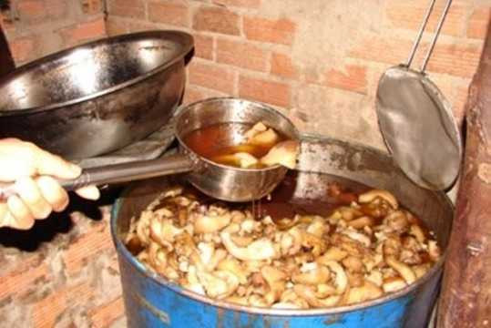 Theo đó, những loại mỡ, dầu ăn màu đục, đen, chất lượng “kém” hơn thì giao cho các lò rán quẩy, bánh rán với giá 14.000 đồng/lít. Một can mỡ “chất lượng tốt” để rang cơm, xào phở, xào rán đồ ăn trong các quán cơm, nhà hàng có giá chỉ 80.000 đồng, còn loại làm quẩy, rán bánh rán giá chỉ 60.000 đồng, nếu so với giá dầu ăn thì chỉ bằng khoảng 1/3. Ảnh minh họa. Theo đó, những loại mỡ, dầu ăn màu đục, đen, chất lượng “kém” hơn thì giao cho các lò rán quẩy, bánh rán với giá 14.000 đồng/lít. Một can mỡ “chất lượng tốt” để rang cơm, xào phở, xào rán đồ ăn trong các quán cơm, nhà hàng có giá chỉ 80.000 đồng, còn loại làm quẩy, rán bánh rán giá chỉ 60.000 đồng, nếu so với giá dầu ăn thì chỉ bằng khoảng 1/3. Ảnh minh họa.