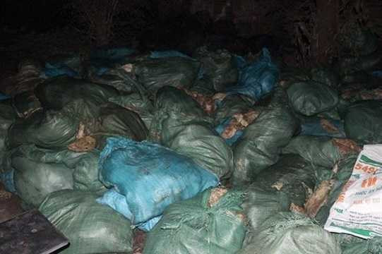 Năm 2015, cơ quan chức năng vừa bắt giữ gần 5 tấn mỡ bẩn không rõ nguồn gốc tại một cơ sở ở Phú Xuyên (Hà Nội). Tại thời điểm kiểm tra, lực lượng chức năng phát hiện gần 5 tấn mỡ lợn bị bốc mùi, hôi thối này đang được chế biến thành dầu ăn. Ảnh: Tiền Phong. Năm 2015, cơ quan chức năng vừa bắt giữ gần 5 tấn mỡ bẩn không rõ nguồn gốc tại một cơ sở ở Phú Xuyên (Hà Nội). Tại thời điểm kiểm tra, lực lượng chức năng phát hiện gần 5 tấn mỡ lợn bị bốc mùi, hôi thối này đang được chế biến thành dầu ăn. Ảnh: Tiền Phong.