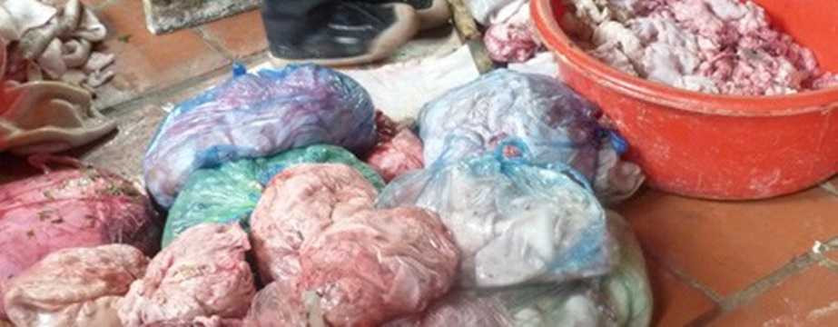 Lợi nhuận từ nấu dầu ăn bẩn đã khiến không ít hộ ở Bình Lương (xã Tân Quang, H.Văn Lâm, tỉnh Hưng Yên) và làng Tân Hội (xã Tân Hội, H.Đan Phượng, TP.Hà Nội) theo nghề này. Ước tính mỗi ngày ở Bình Lương và Tân Hội có cả nghìn lít mỡ được đưa ra thị trường tiêu thụ. Tuy nhiên, ở đây không ít hộ sản xuất nổi tiếng vì cách chế biến dầu ăn bẩn hãi hùng. Ảnh: NĐT. Lợi nhuận từ nấu dầu ăn bẩn đã khiến không ít hộ ở Bình Lương (xã Tân Quang, H.Văn Lâm, tỉnh Hưng Yên) và làng Tân Hội (xã Tân Hội, H.Đan Phượng, TP.Hà Nội) theo nghề này. Ước tính mỗi ngày ở Bình Lương và Tân Hội có cả nghìn lít mỡ được đưa ra thị trường tiêu thụ. Tuy nhiên, ở đây không ít hộ sản xuất nổi tiếng vì cách chế biến dầu ăn bẩn hãi hùng. Ảnh: NĐT.