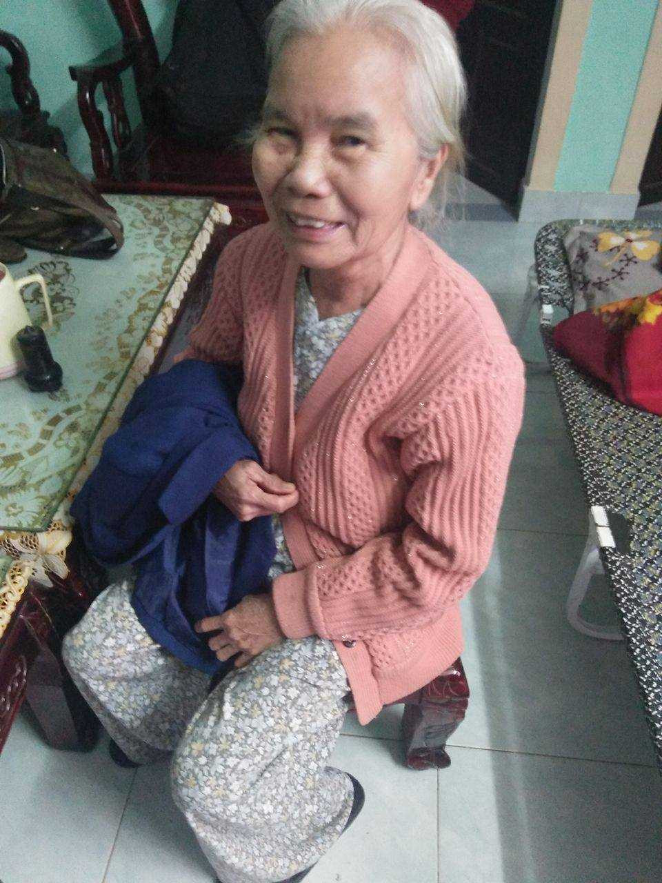 Cụ Chiện kể lại câu chuyện bị người phụ nữ bịt mặt thôi miên cướp tài sản với phóng viên.