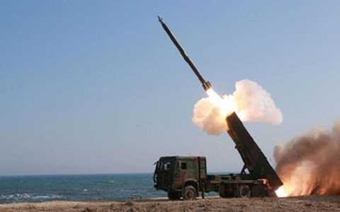 Tên lửa Triều Tiên rời bệ phóng. (Ảnh: AFP)