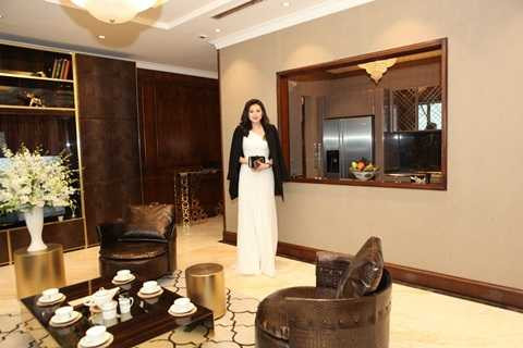 Á hậu Tú Anh thăm quan căn hộ mẫu được trang bị nội thất của hãng Longhi- 1 trong 3 công ty nội thất Ý hàng đầu thế giới mang kiểu dáng hiện đại pha trộn nét đương đại 