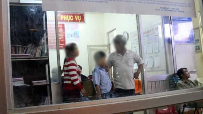 Gia đình học sinh Nam đang chờ công an làm việc với nghi phạm. Ảnh: Tuổi trẻ