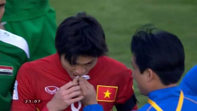 Tuấn Anh chảy máu mồm