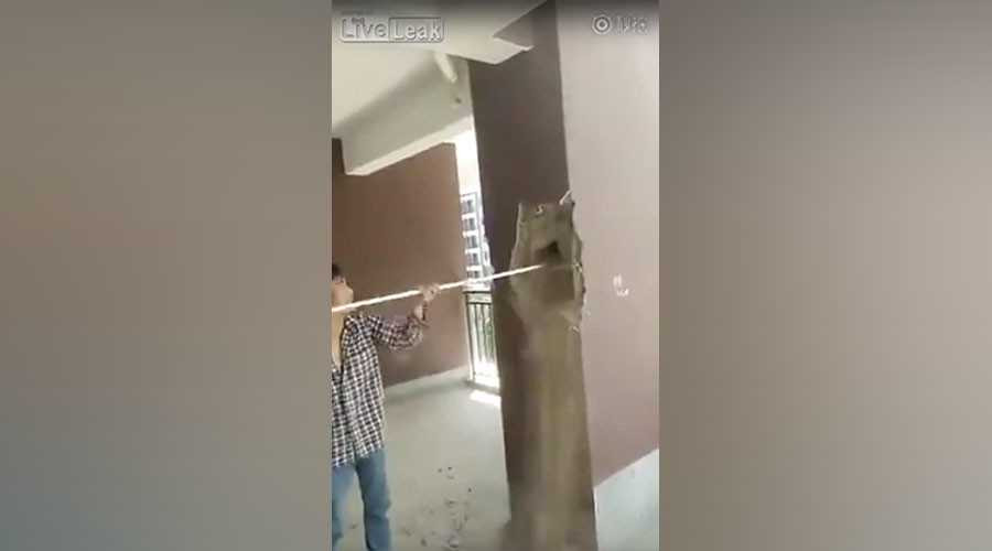 Dùng gậy tre phá hủy tường bê tông