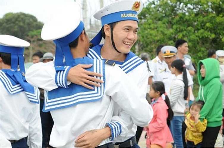 Tân binh chia tay đất liền ra nhận nhiệm vụ mới ở huyện đảo Trường Sa.