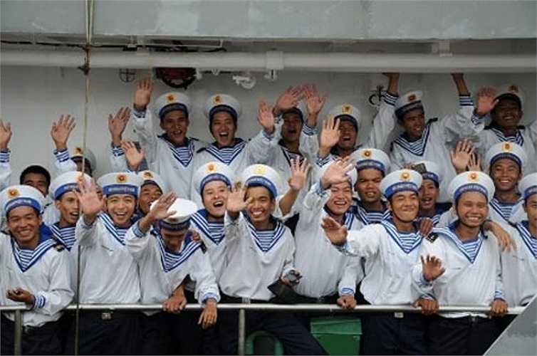 Tạm biệt đất liền, những tân binh hải quân tràn đầy.
