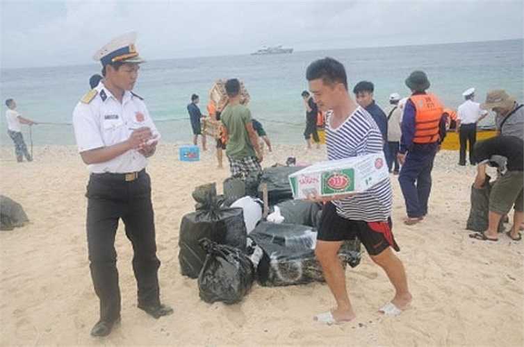 Lương thực, thực phẩm được tiếp tế từ đất liền ra đảo cho các cán bộ, chiến sỹ đón một mùa xuân ấm no, đủ đầy.