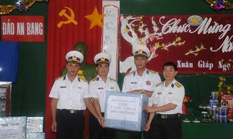 Lãnh đạo Bộ tư lệnh Vùng 4 Hải quân trao tặng quà cho Đảo An Bang.