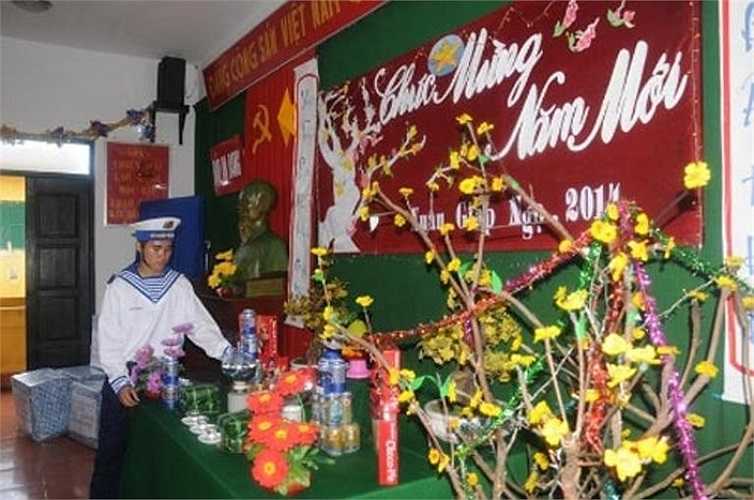 Chiến sỹ hải quân trang trí đón tết tại đảo.