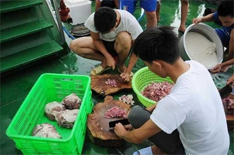 Các chiến sỹ trổ tài nấu ăn.
