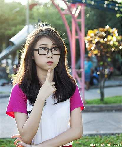 Có khi là một cô bé dịu dàng trong tà áo dài trắng nhưng cũng có khi Hà Giang rất nhí nhảnh, đáng yêu đúng với tuổi 18 của mình.