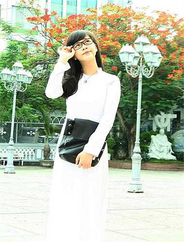 Trà Thị Tố Uyên cũng là một tân binh của trường THPT Hoàng Hoa Thám. Tố Uyên là học sinh lớp 10/8.