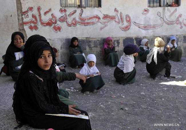 Theo Bộ Giáo dục Yemen, khoảng 2 triệu học sinh tại quốc gia Tây Nam Á này được đi học nhưng không có bàn, ghế để ngồi.