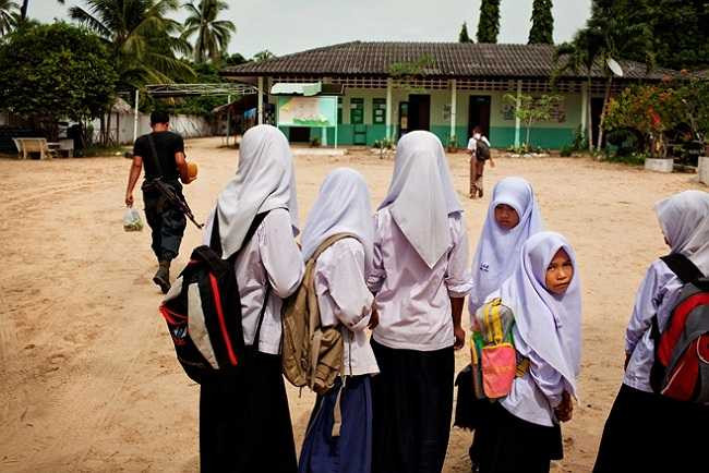 Các học sinh nữ tại một tỉnh nhỏ của Yemen trên đường đến trường.