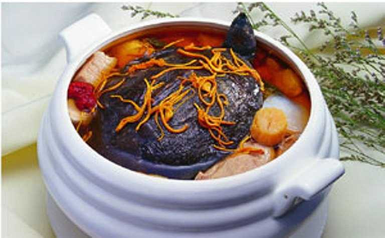 Trong ẩm thực Việt Nam, các món ăn chế biến từ rùa rất phong phú. Dễ gặp nhất là các món rùa hầm, rùa hấp, cháo rùa, rùa om, canh rùa và cả xúp rùa… 