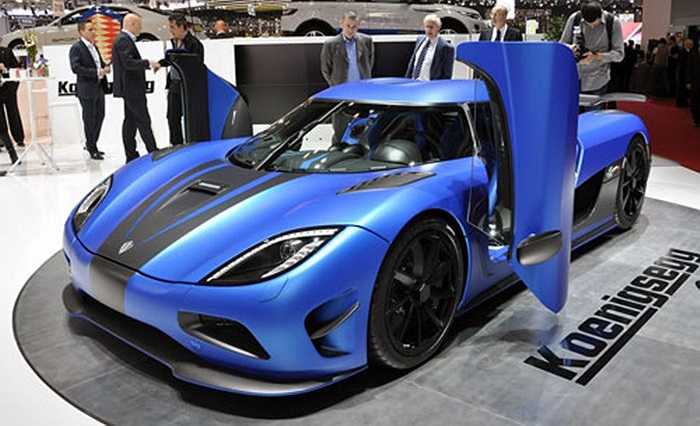 Agera R ra mắt tại Geneva Motor Show 2011 với thiết kế lấy cảm hứng từ Speed Racer huyền thoại. Siêu xe trang bị động cơ 5 lít V8 tăng áp tuabin kép công suất. Xe sử dụng nhiều loại nhiên liệu, nhưng ưu tiên sử dụng nhiên liệu sinh học để tạo ra công suất 1.140 mã lực. Mui cứng có thể tháo rời. 